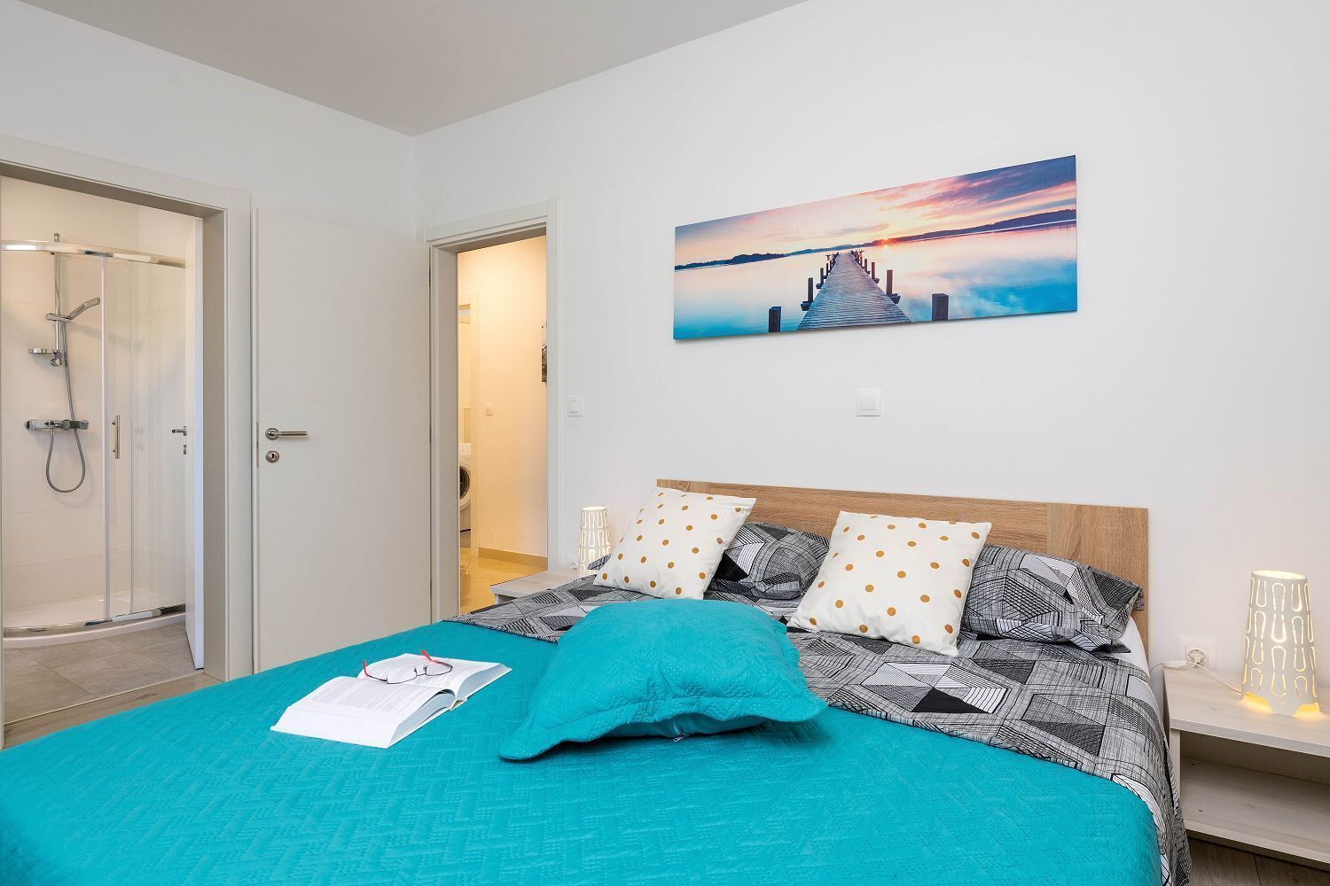 Une chambre à coucher avec un lit, un tableau et un espace douche.