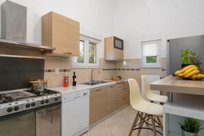 Fridge, microwave, stovetop, dishwasher