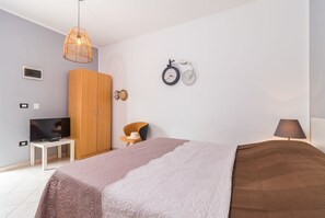 4 bedrooms, desk, free WiFi, bed sheets