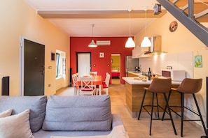A modern apartment with a dining area, kitchen, and a staircase. - Sunny villa with private pool and WiFi (Pula)