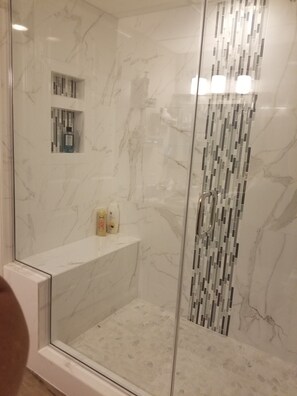 Haartrockner, Handtücher, Seife, Shampoo