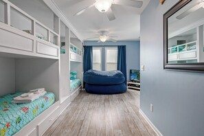 5 Schlafzimmer, Schreibtisch, Bügeleisen/Bügelbrett, Reisekinderbett