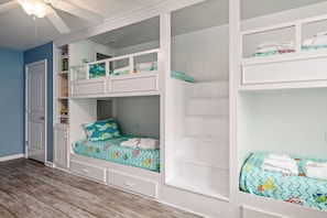 5 chambres, bureau, fer et planche à repasser, lit de bébé portatif
