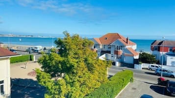 Nära stranden och vit sandstrand