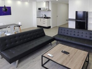 Senior Apartment | Living room | LED TV - Quijano Hotel - Aparts & Suites (Montevideo)