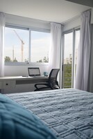 Cubrecamas, cortinas blackout, wifi gratis y ropa de cama