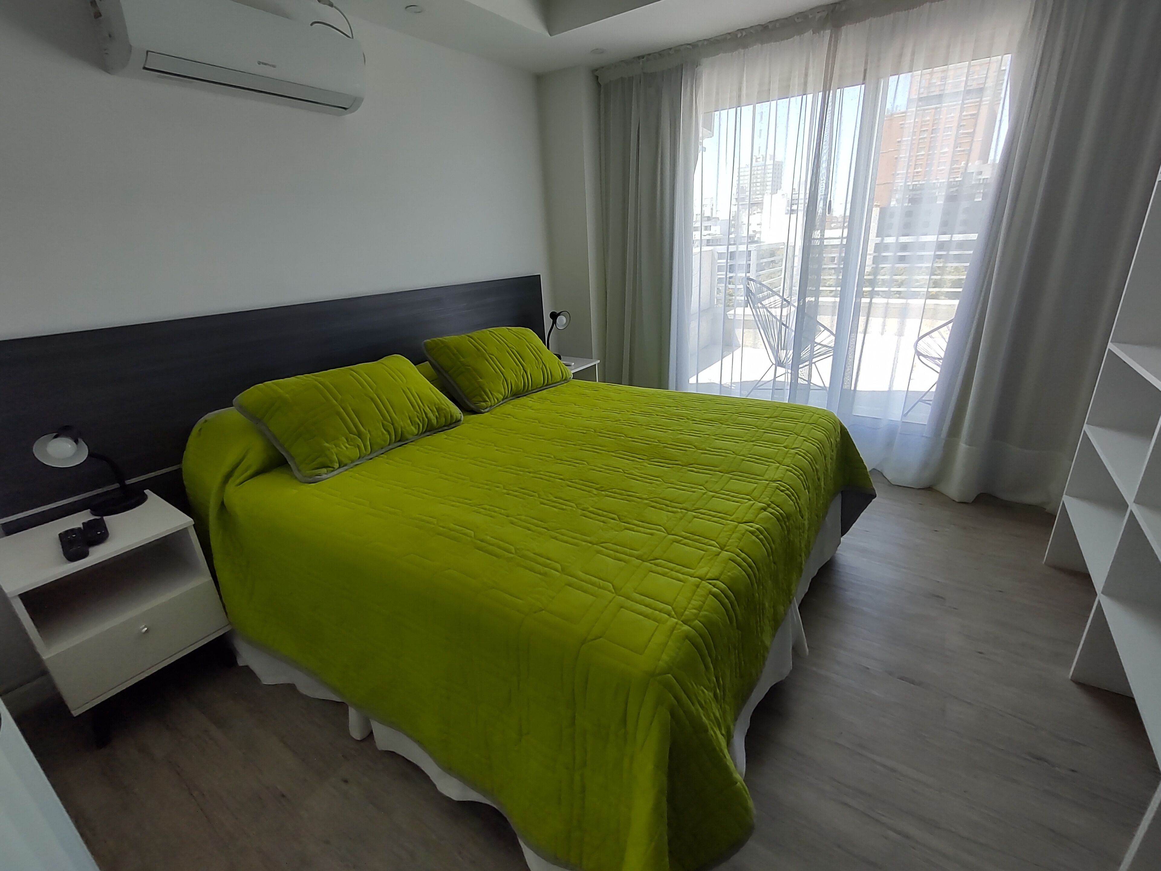 Apartamento exclusivo | Edredones de plumas, cortinas opacas, wifi gratis y ropa de cama