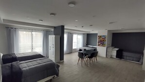 Una habitación de hotel moderna con una cama, un escritorio y una silla.