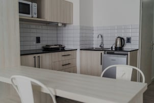 Estudio clásico | Cocina privada | Hervidor eléctrico, plancha y productos de limpieza ecológicos