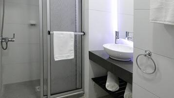 Business Triple Room (3 pax) | Bathroom | Shower, hair dryer, towels, soap