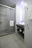 Kamar Triple Bisnis (3 pax) | Kamar mandi | Shower, pengering rambut, handuk, dan sabun