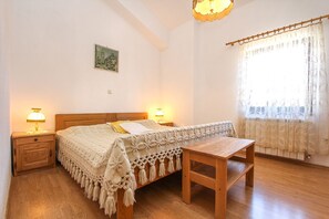 2 室のベッドルーム、デスク、WiFi (無料)、ベッドシーツ