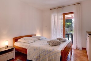 2 室のベッドルーム、デスク、WiFi (無料)、ベッドシーツ