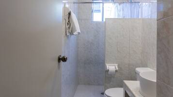 Habitación familiar | Baño | Regadera, amenidades de baño gratuitas, toallas, jabón