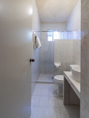 Family Room | Bathroom | Shower, free toiletries, towels, soap - OYO Hotel Hacienda del Angel (Parras)