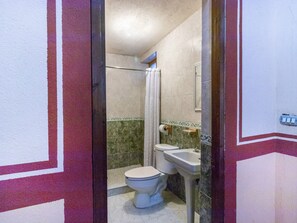 Habitación superior | Baño | Regadera, amenidades de baño gratuitas, toallas, jabón