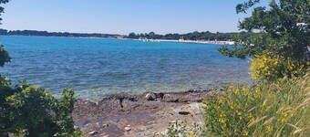 Smuk lejlighed kun 700 meter til sandstranden med aircondition, WiFi, stor have med grill