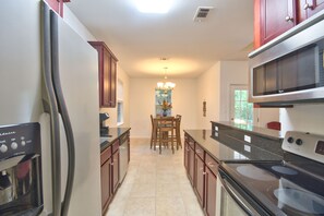 Een magnetron, een oven, een vaatwasser