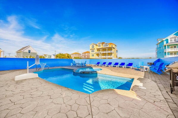 Una piscina al aire libre, una piscina climatizada