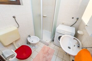 Shower, towels - Just 400 metres to beach with pool, jacuzzi, WiFi (Banjole)