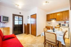 Interior - Just 400 metres to beach with pool, jacuzzi, WiFi (Banjole)