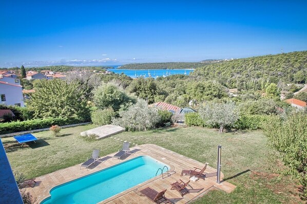 Pool - Just 400 metres to beach with pool, jacuzzi, WiFi (Banjole)