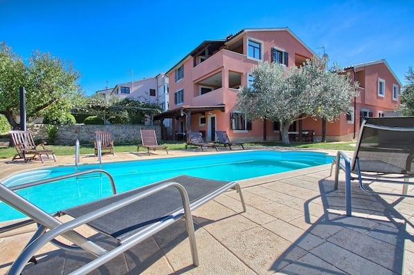 Pool - Just 400 metres to beach with pool, jacuzzi, WiFi (Banjole)