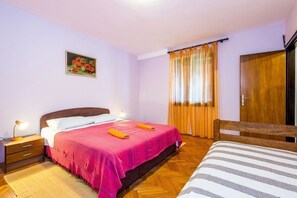 1 bedroom, desk, free WiFi, bed sheets - Just 400 metres to beach with pool, jacuzzi, WiFi (Banjole)