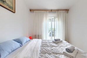 4 عدّة غرف نوم ومكتب وواي فاي مجانًا وملاءات أسرّة