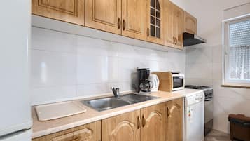 Réfrigérateur, micro-ondes, plaque de cuisson, lave-vaisselle