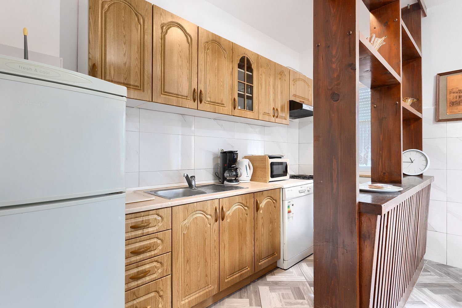 Réfrigérateur, micro-ondes, plaque de cuisson, lave-vaisselle