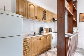 ثلاجة، ميكروويف، موقد طهي مسطح، غسالة أطباق