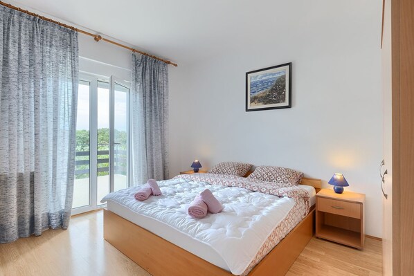 4 bedrooms, desk, free WiFi, bed sheets - Apartment with private parking and large terrace (Banjole)