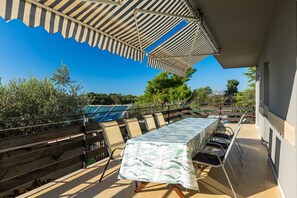 Outdoor dining - Apartment with private parking and large terrace (Banjole)