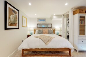 3 多间卧室、办公桌、上网接入、床单