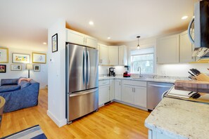 冰箱、微波炉、烤箱、炉灶