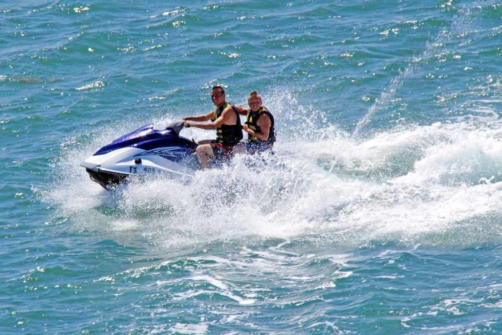 Duas pessoas em jet ski na água.