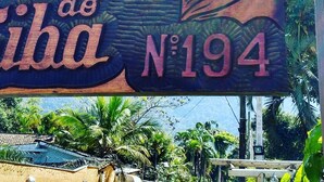 Une affiche avec le texte « Les baleines font le Caba N° 194 » et un décor tropical.