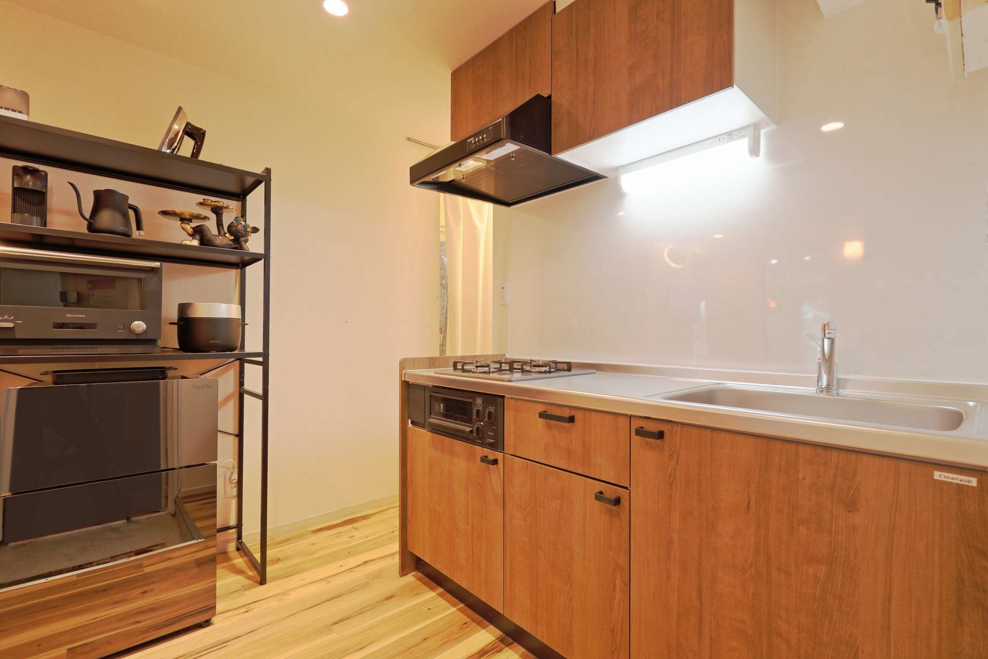 Refrigerador, microondas, parrilla de estufa y cafetera y tetera 