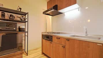 Refrigerador, microondas, parrilla de estufa y cafetera y tetera