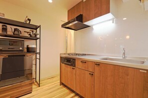 Kühlschrank, Mikrowelle, Herdplatte, Wasserkocher mit Kaffee-/Teezubehör