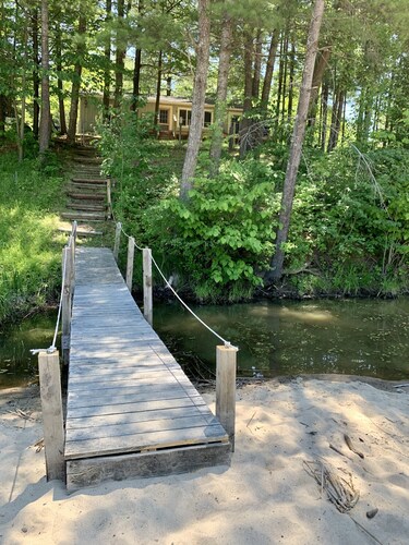 Cute cabin on the river! steps away for hunting! Book Week/Month for discount!!!