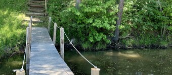Cute cabin on the river! steps away for hunting! Book Week/Month for discount!!!