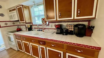 冰箱、微波炉、烤箱、炉灶