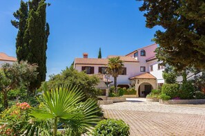 Exterior - Rooms with private bathroom, Wi-Fi and shared pool in Medulin (Medulin)