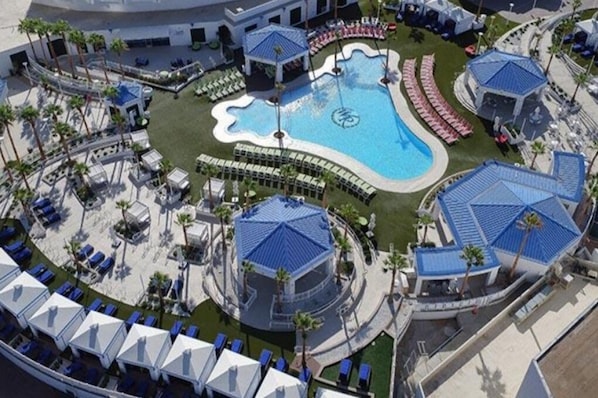 Utendørsbasseng og et oppvarmet basseng