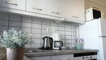 Kühlschrank, Mikrowelle, Ofen, Wasserkocher mit Kaffee-/Teezubehör