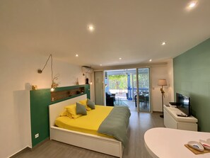 1 bedroom, in-room safe, iron/ironing board, free WiFi - Nice romantic studio in the heart of Orient Beach, terrace and small garden (baie orientale)