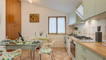 Fridge, stovetop, coffee/tea maker, toaster