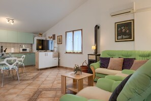Living area - Fully fenced holiday home, your pet is also welcome (Rakalj)